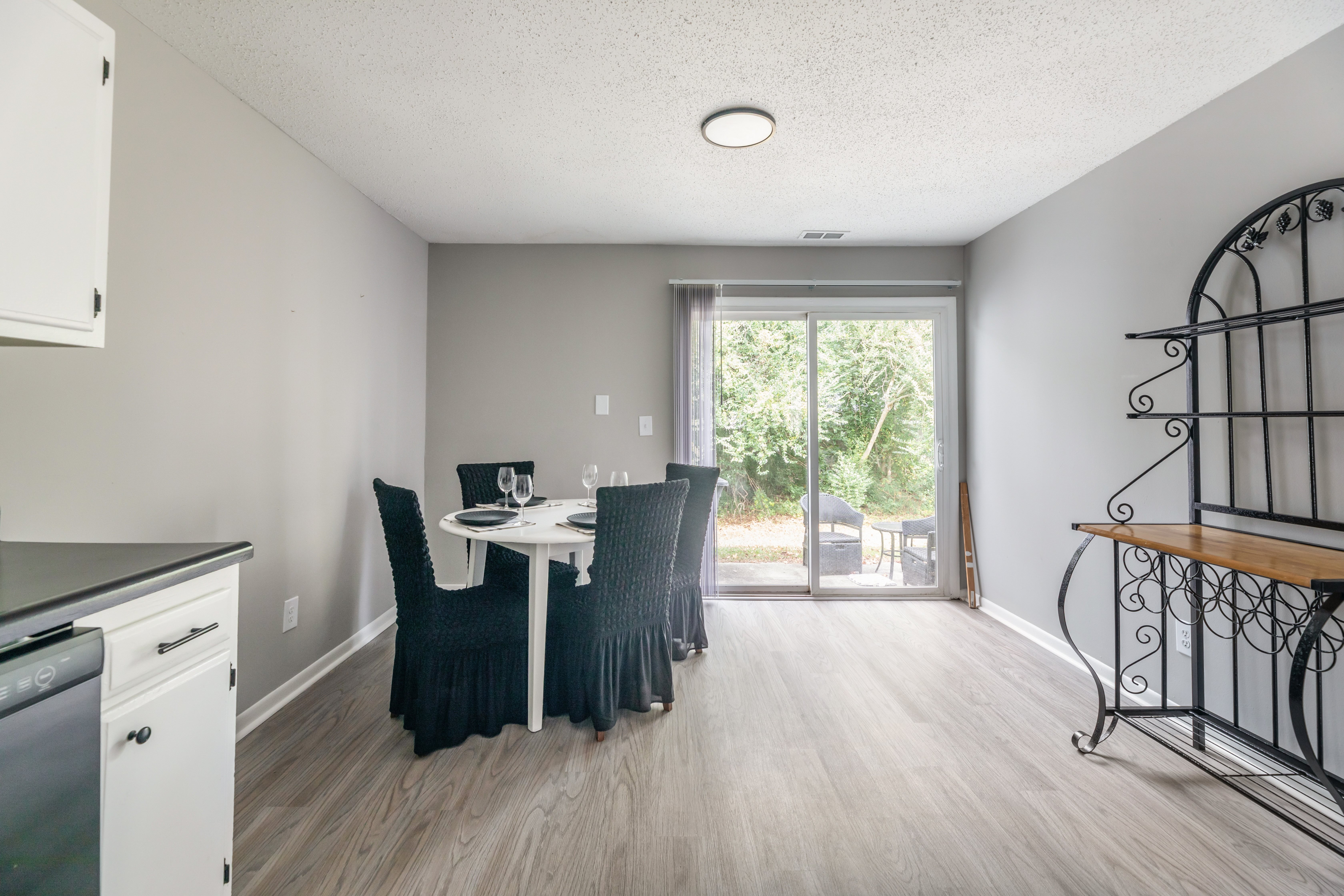 Dining And Kitchen at Lauradale, Jacksonville, 28540